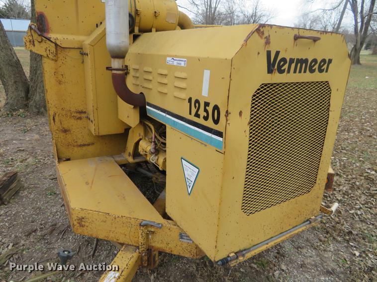 image for item DI9930 Vermeer BC1250 wood chipper
