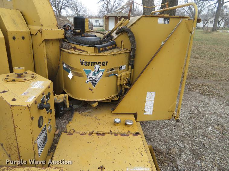 image for item DI9930 Vermeer BC1250 wood chipper