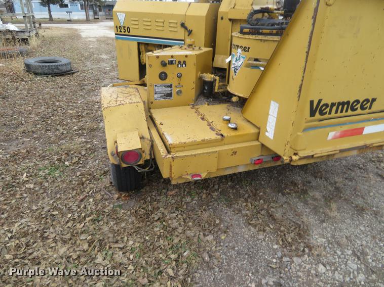 image for item DI9930 Vermeer BC1250 wood chipper