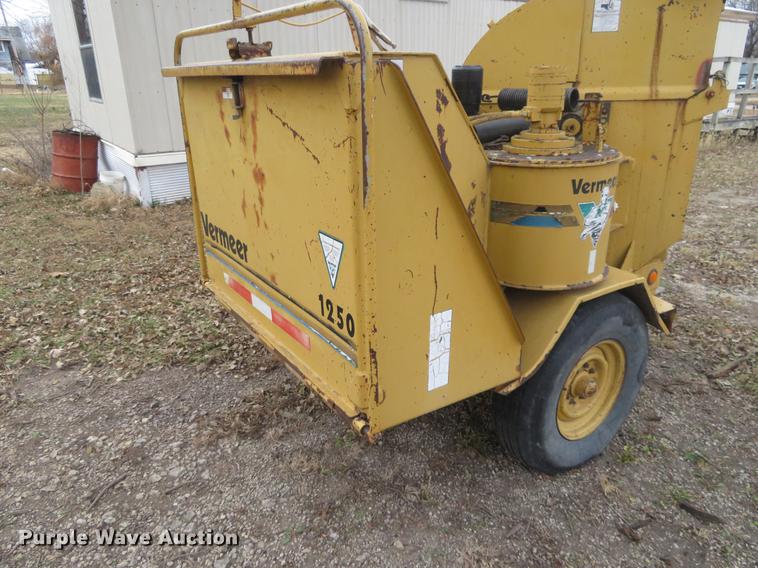 image for item DI9930 Vermeer BC1250 wood chipper
