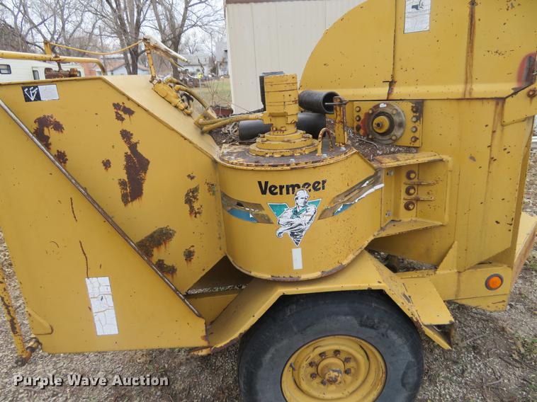 image for item DI9930 Vermeer BC1250 wood chipper
