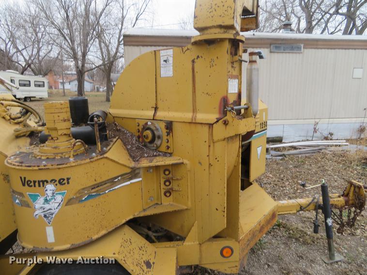 image for item DI9930 Vermeer BC1250 wood chipper