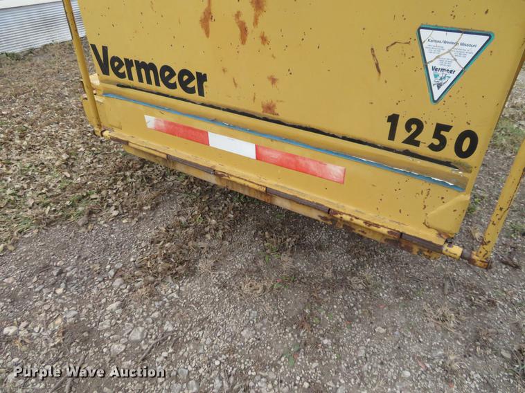 image for item DI9930 Vermeer BC1250 wood chipper