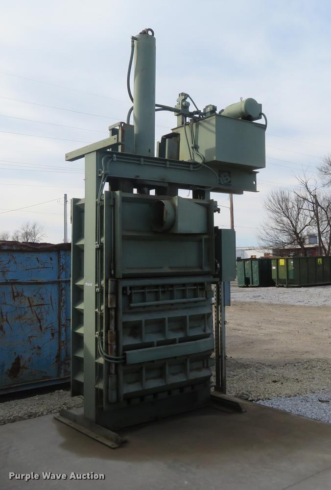 image for item DI9938 1997 International SMB-42 alum core vertical baler compactor