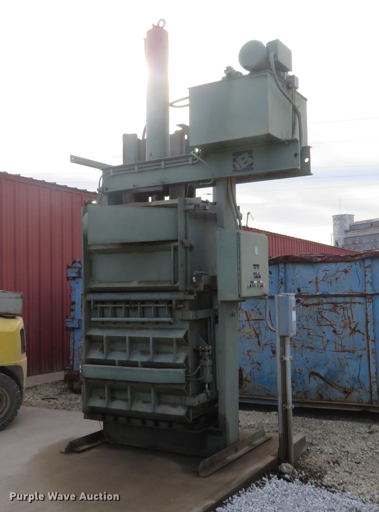 image for item DI9938 1997 International SMB-42 alum core vertical baler compactor
