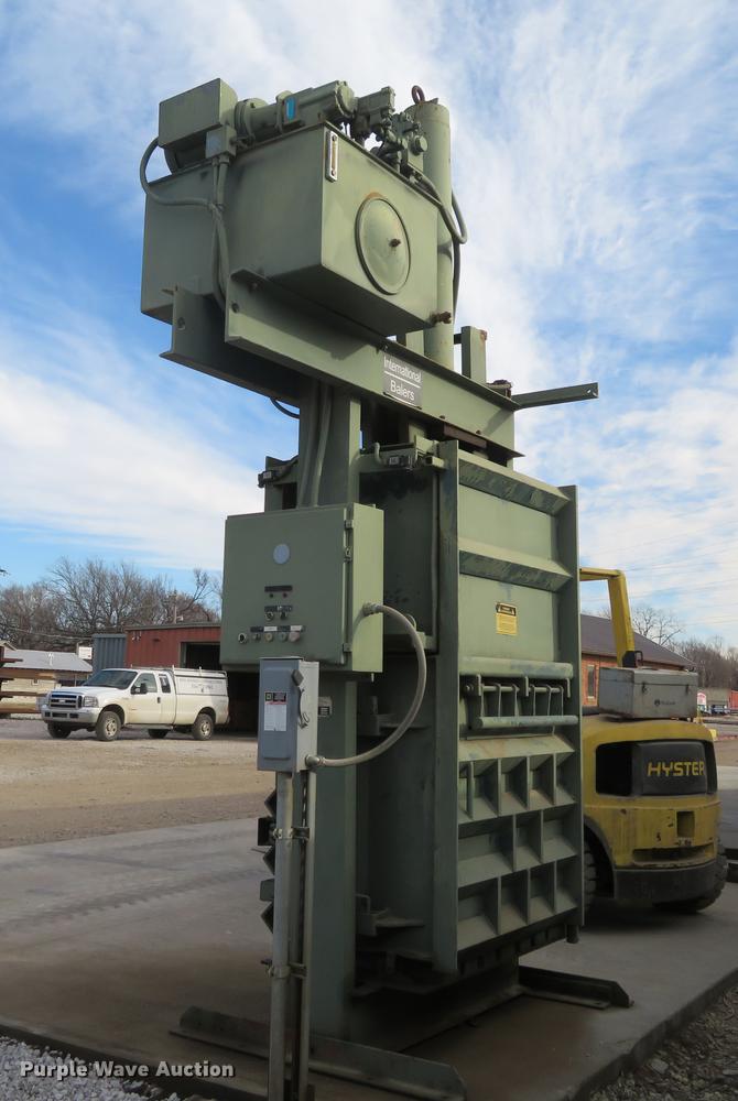 image for item DI9938 1997 International SMB-42 alum core vertical baler compactor
