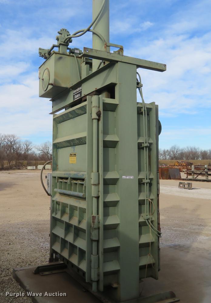 image for item DI9938 1997 International SMB-42 alum core vertical baler compactor