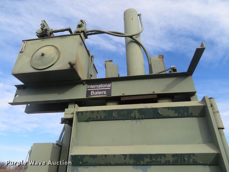 image for item DI9938 1997 International SMB-42 alum core vertical baler compactor