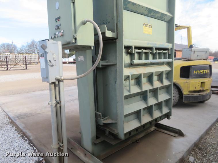 image for item DI9938 1997 International SMB-42 alum core vertical baler compactor