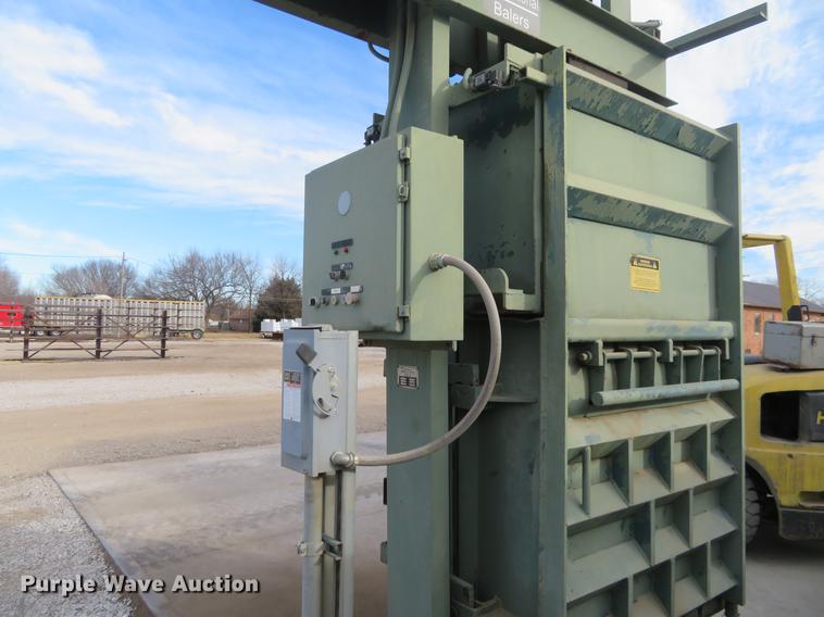 image for item DI9938 1997 International SMB-42 alum core vertical baler compactor