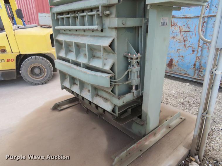 image for item DI9938 1997 International SMB-42 alum core vertical baler compactor