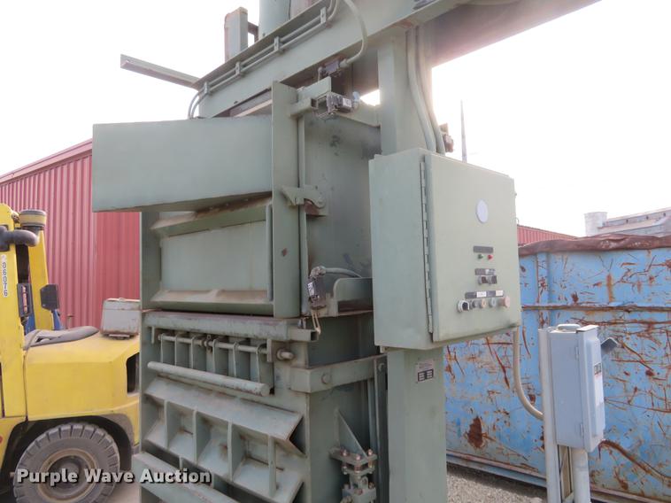 image for item DI9938 1997 International SMB-42 alum core vertical baler compactor