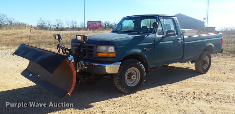 image for item DX9318 1995 Ford F250 XL pickup truck