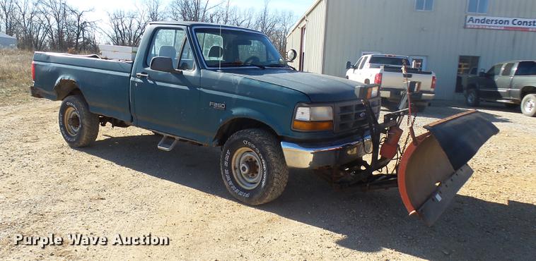 image for item DX9318 1995 Ford F250 XL pickup truck