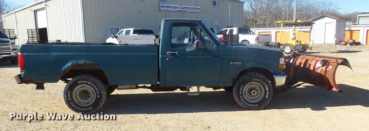 image for item DX9318 1995 Ford F250 XL pickup truck