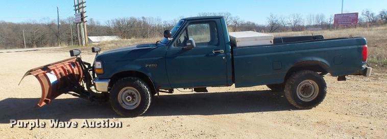 image for item DX9318 1995 Ford F250 XL pickup truck