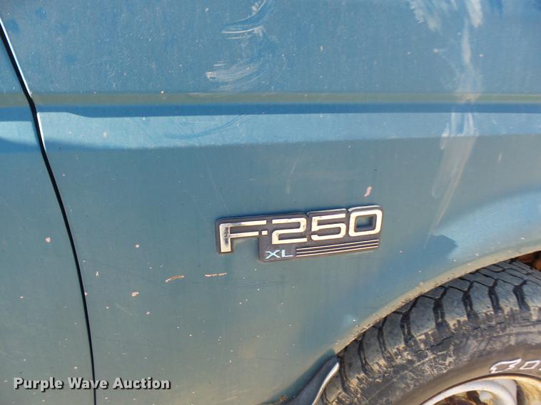 image for item DX9318 1995 Ford F250 XL pickup truck