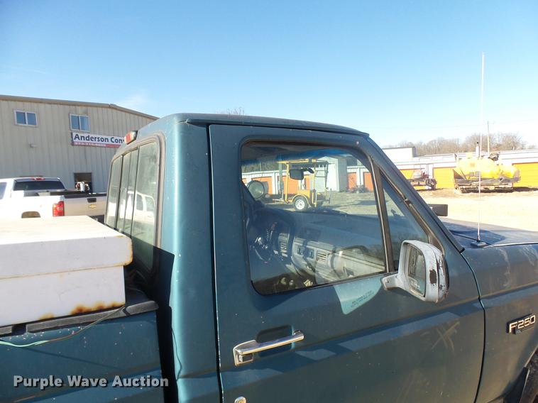 image for item DX9318 1995 Ford F250 XL pickup truck