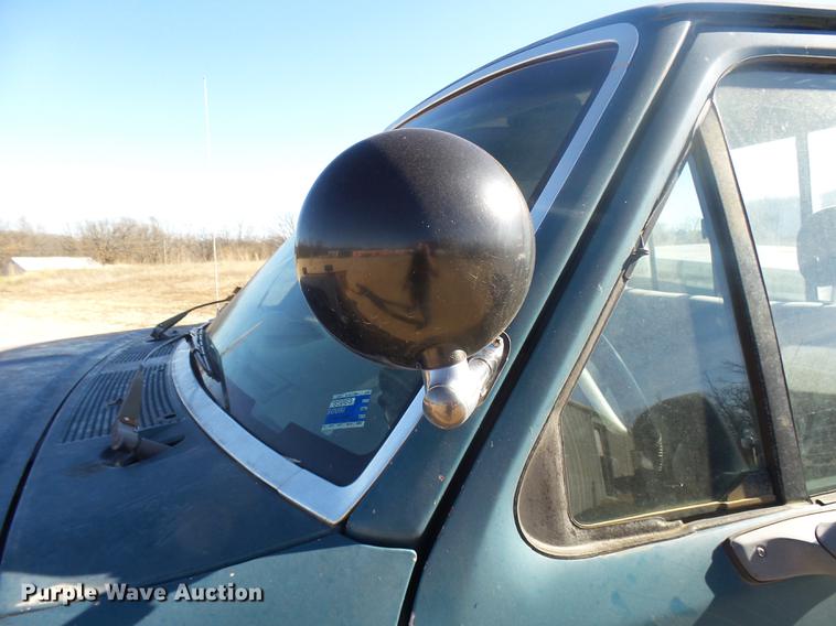 image for item DX9318 1995 Ford F250 XL pickup truck