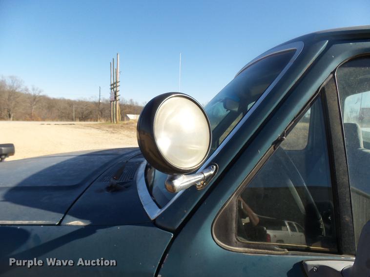 image for item DX9318 1995 Ford F250 XL pickup truck