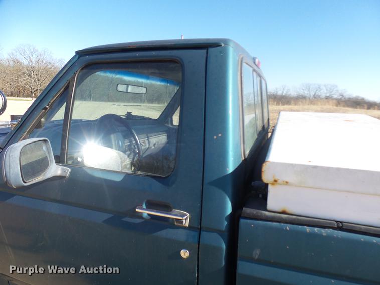 image for item DX9318 1995 Ford F250 XL pickup truck