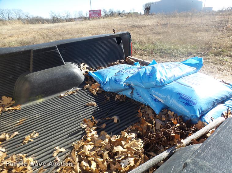 image for item DX9318 1995 Ford F250 XL pickup truck