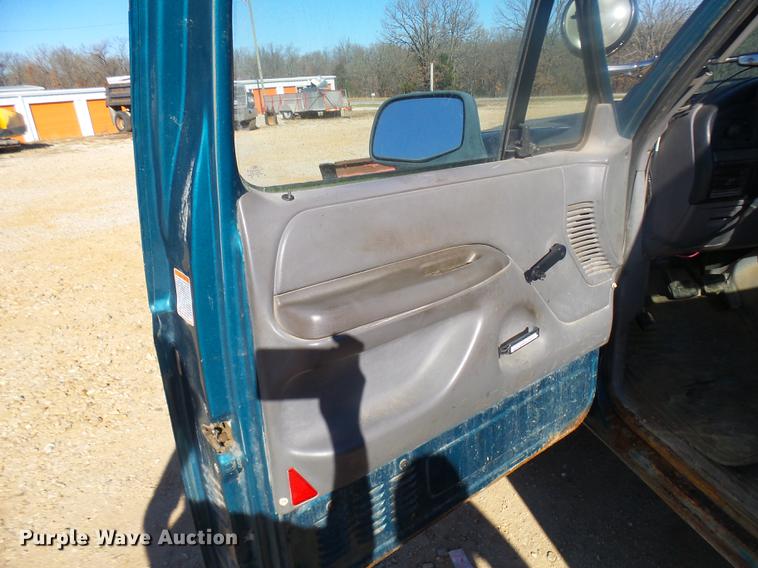 image for item DX9318 1995 Ford F250 XL pickup truck