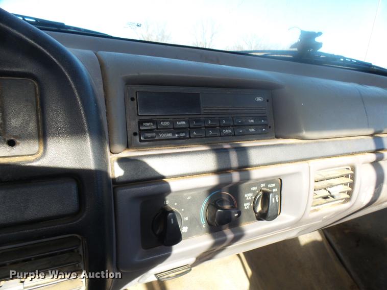 image for item DX9318 1995 Ford F250 XL pickup truck