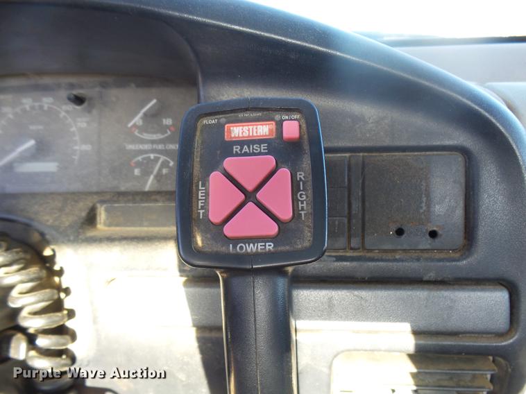 image for item DX9318 1995 Ford F250 XL pickup truck