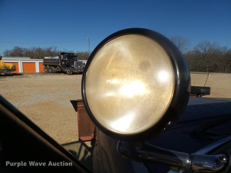 image for item DX9318 1995 Ford F250 XL pickup truck