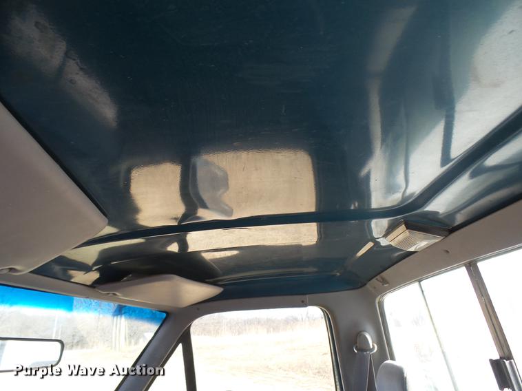 image for item DX9318 1995 Ford F250 XL pickup truck