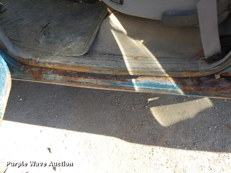 image for item DX9318 1995 Ford F250 XL pickup truck