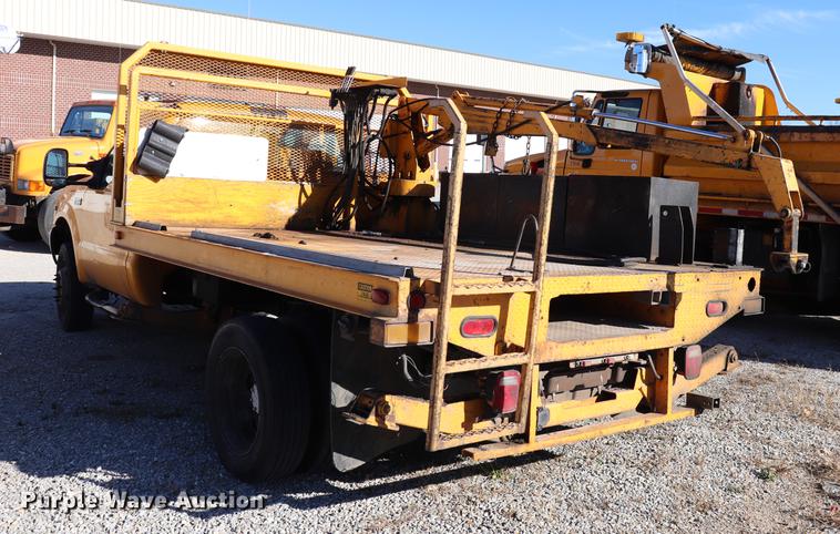image for item EC9258 2001 Ford F550 flatbed truck with crane