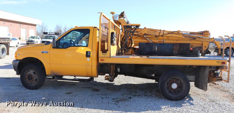 image for item EC9258 2001 Ford F550 flatbed truck with crane