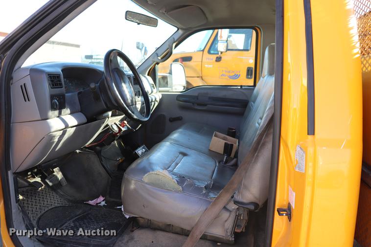 image for item EC9258 2001 Ford F550 flatbed truck with crane