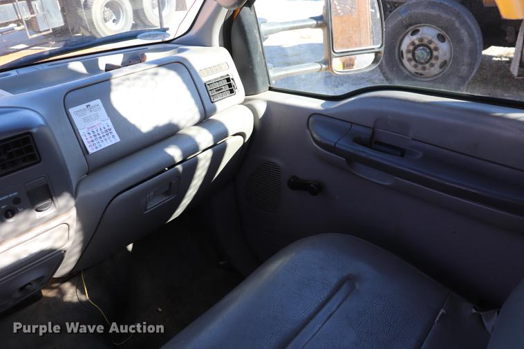 image for item EC9258 2001 Ford F550 flatbed truck with crane