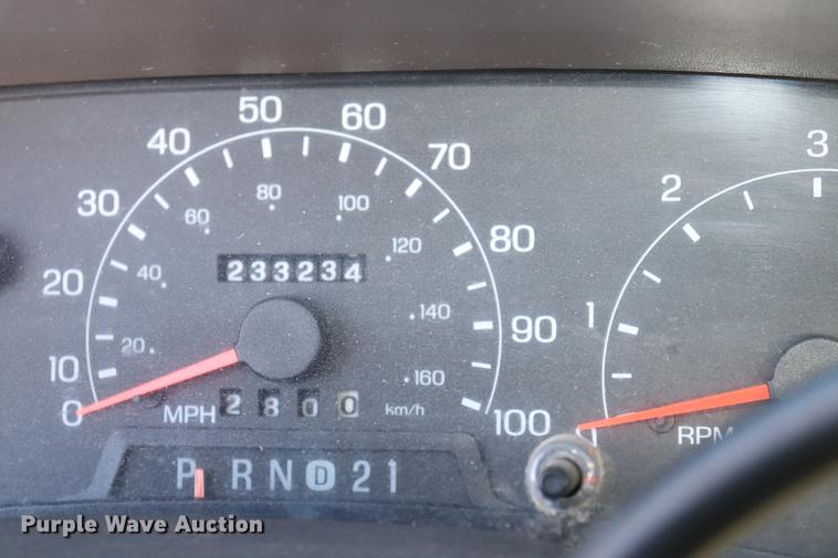 image for item EC9258 2001 Ford F550 flatbed truck with crane