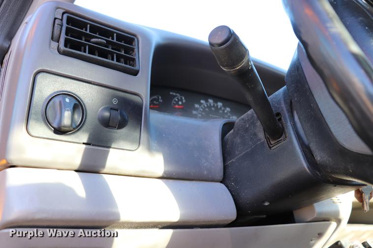 image for item EC9258 2001 Ford F550 flatbed truck with crane