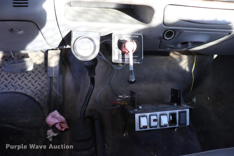 image for item EC9258 2001 Ford F550 flatbed truck with crane