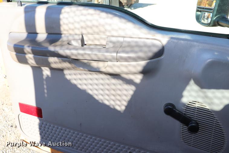 image for item EC9258 2001 Ford F550 flatbed truck with crane