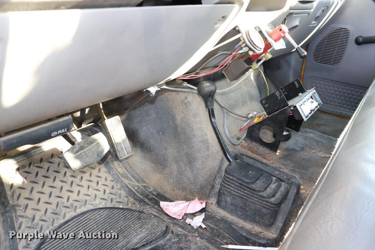 image for item EC9258 2001 Ford F550 flatbed truck with crane