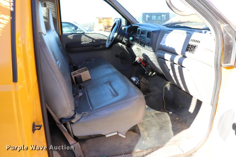 image for item EC9258 2001 Ford F550 flatbed truck with crane