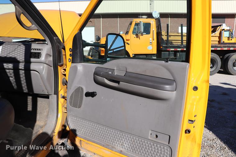 image for item EC9258 2001 Ford F550 flatbed truck with crane