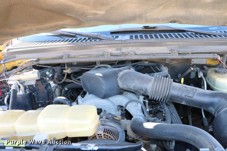 image for item EC9258 2001 Ford F550 flatbed truck with crane