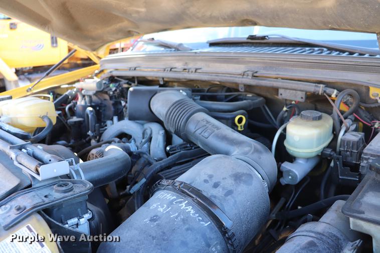 image for item EC9258 2001 Ford F550 flatbed truck with crane