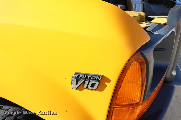 image for item EC9258 2001 Ford F550 flatbed truck with crane