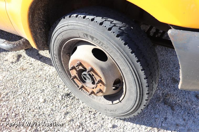 image for item EC9258 2001 Ford F550 flatbed truck with crane