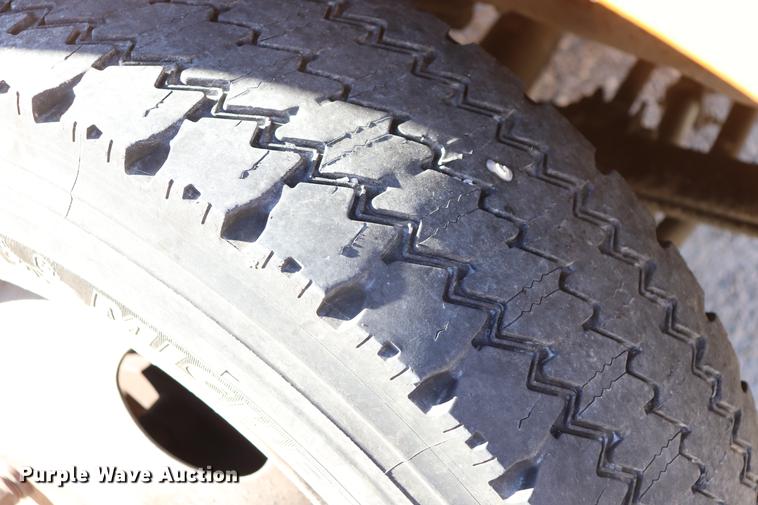 image for item EC9258 2001 Ford F550 flatbed truck with crane