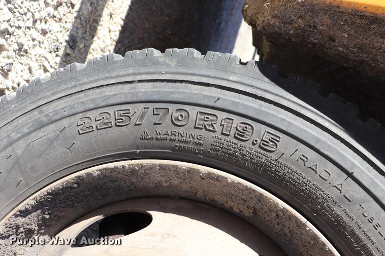 image for item EC9258 2001 Ford F550 flatbed truck with crane