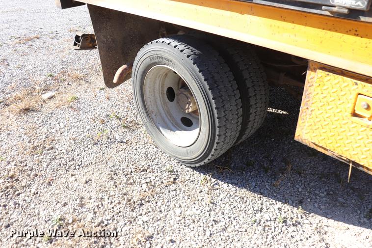 image for item EC9258 2001 Ford F550 flatbed truck with crane